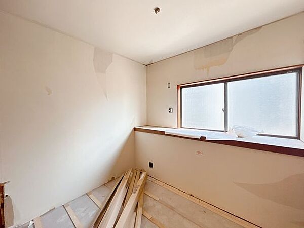 【リフォーム中】2階南側洋室　建具交換、クロス張替え予定。書斎としての利用も可能な広さです。リモートワークをこちらで行えばストレスフリーでできそうですね。
