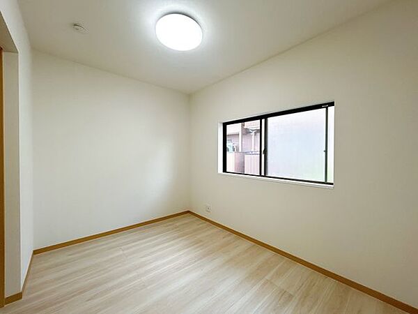 【リフォーム済】階段　クロス張り替え、照明器具交換、火災警報器設置しました。曲がり階段になっているので、万が一上の方で滑っても下まで落ちにくく、小さなお子様がいても安心です。
