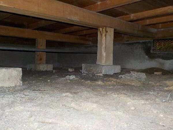 中古住宅の3大リスクである、雨漏り、主要構造部分の欠陥や腐食、給排水管の漏水や故障を2年間保証します。シロアリの被害調査と防除工事もおこないます。