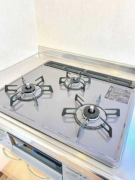 【リフォーム済】キッチン　コンロ、フード、水栓交換しました。吊戸や引き出しなどの収納スペースのフル活用でスッキリ気持ちのいいキッチンが保てます。
