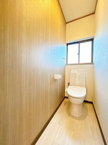 【リフォーム済】2階トイレ　新品交換しました。自宅にトイレが2台あるのは嬉しいポイント。トイレの出待ちもなくなり気持ちよく出かけられます。