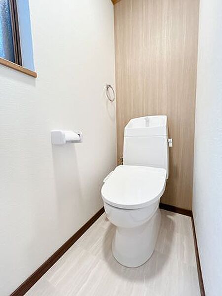 【リフォーム済】トイレは温水洗浄機能付きに新品交換しました。キズや汚れが付きにくい加工が施してあるのでお手入れが簡単です。直接肌に触れるトイレは新品が嬉しいですよね。