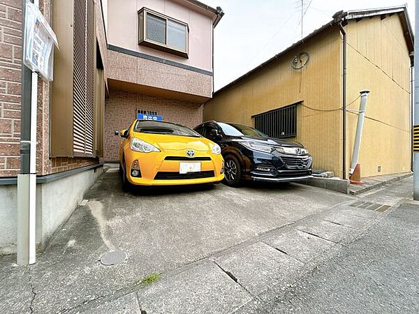 【リフォーム済】駐車場　2台駐車可能です。ブロックを3段撤去したので、開閉も楽々です。