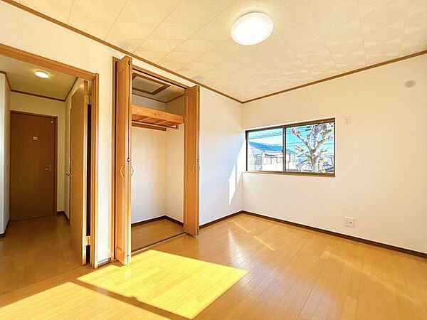 【リフォーム済】2階南東洋室　クロス貼り替え、照明器具交換、火災警報器設置。お天気のいい休日はお部屋の模様替えで気分転換。お部屋も心もリフレッシュできそうですね。