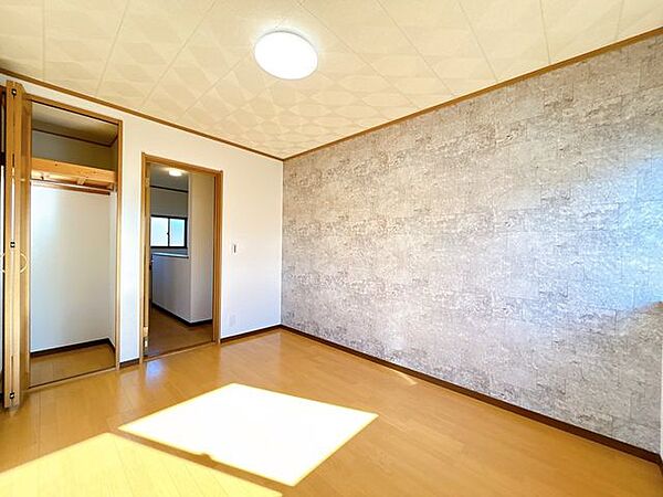 【リフォーム済】2階南西洋室　クロス貼り替え、照明器具交換、火災警報器設置。そろそろ1人部屋が欲しい、そんなご家族の願いも叶えてあげられそうですね。