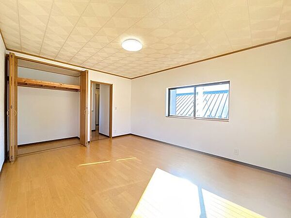 【リフォーム済】2階北西洋室　洋室へ間取変更しました。2面の窓からはあたたかな日差しと心地いい風が入ってきます。休日も自室で気持ちよく過ごせます。