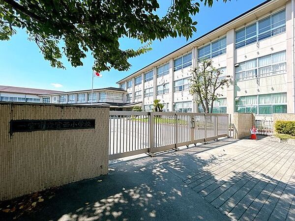 【周辺】宮西小学校まで約1700ｍ（徒歩約22分）お車約4分の距離なのでお子様が忘れ物をしてもすぐに届けてあげられます。 450m