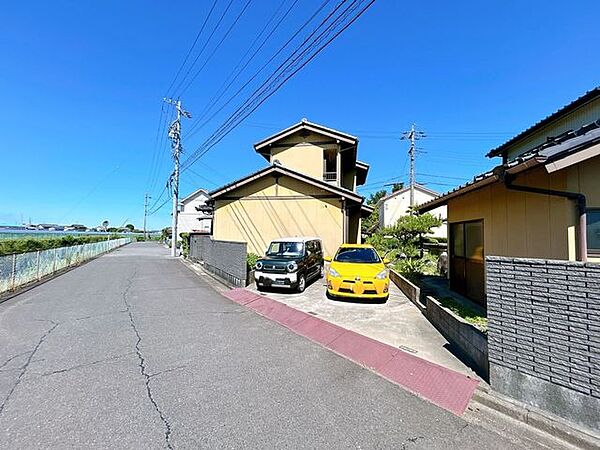 前面道路　北西側の公道は幅員約6.5ｍ、東側の公道は幅員約6.2ｍあります。道幅が狭くなく、運転が苦手な方も落ち着いて駐車することができます。