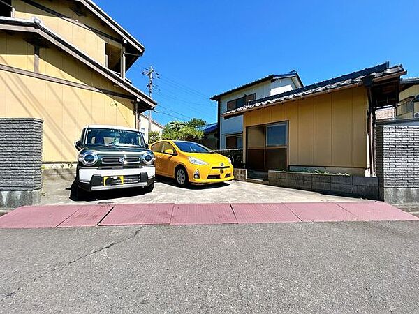 【駐車場】　並列2台駐車可能です。カーポートを撤去し、駐車がしやすいように工事しました。