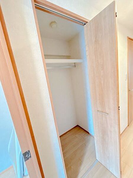 【リフォーム済み】収納　クロス張替え済みです。パイプハンガー付きで、コートの収納にも便利ですね。