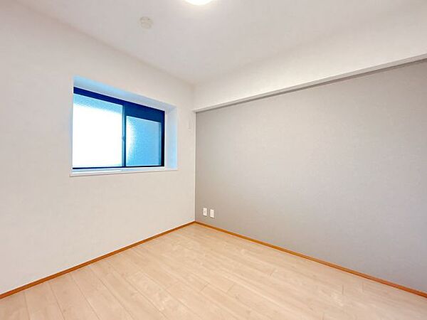 【リフォーム済】北側洋室　そろそろ1人部屋が欲しい、そんな家族の願いも叶えてあげられそうですね。おもちゃを並べてのびのびと遊べる空間です。クロスの張替えを行いました。