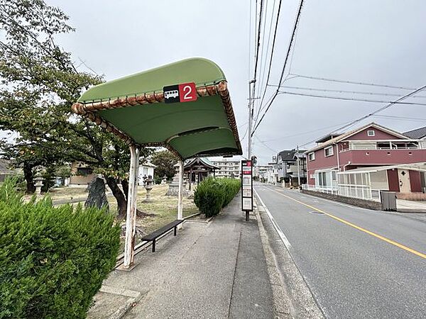 【周辺】惟信高校正門停留所まで約300ｍ（徒歩約4分）バス旅に出かけましょう。 2200m
