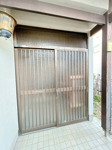 【リフォーム中】玄関　鍵交換予定です。引き戸のため、お荷物が多い日でも運びやすくなります。