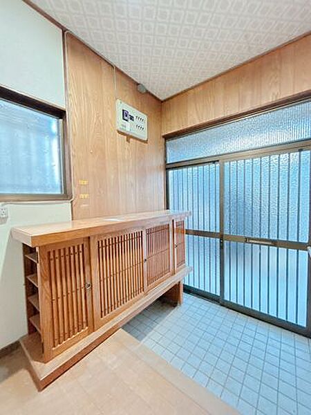 【リフォーム中】玄関　シューズボックスを新品交換予定です。下駄箱があるため、すっきりとした玄関を保てますね。