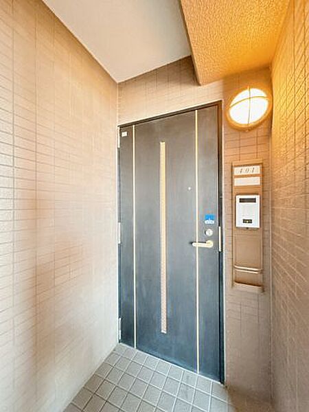 【玄関】暖色のライトで明るく照らされた玄関です。モニター付きのインターホンがあるので安心です。