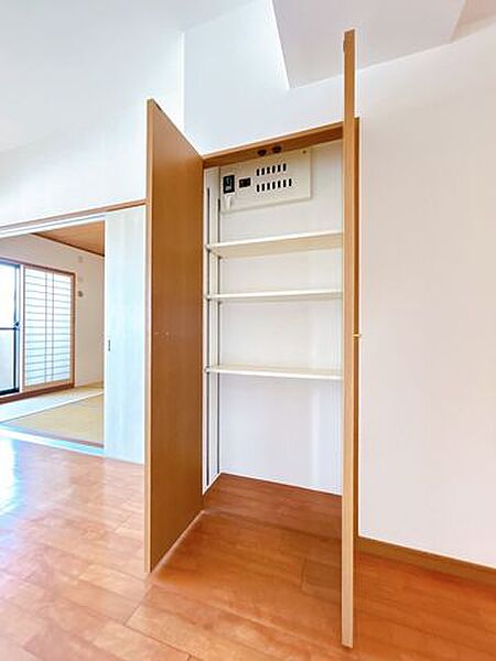 【収納】リビングにある収納です。可動式になっているので、用途に合わせてご利用いただけます。