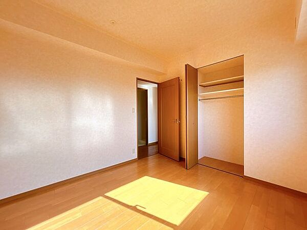 【洋室】別角度のお写真です。そろそろ1人部屋が欲しい。そんなお子様のご希望も叶えられますね。