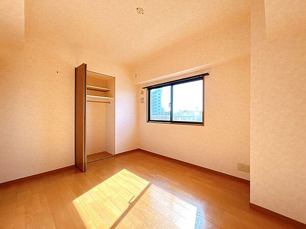 【洋室】2018年リフォーム済。窓から明るい日差しが差し込みます。クローゼットには大切なお洋服をスッキリ整頓できます。