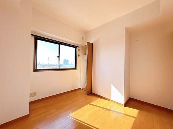 【洋室】2018年リフォーム済。こちらのお部屋にもクローゼットがあります。スペースを広く使って生活することができます。