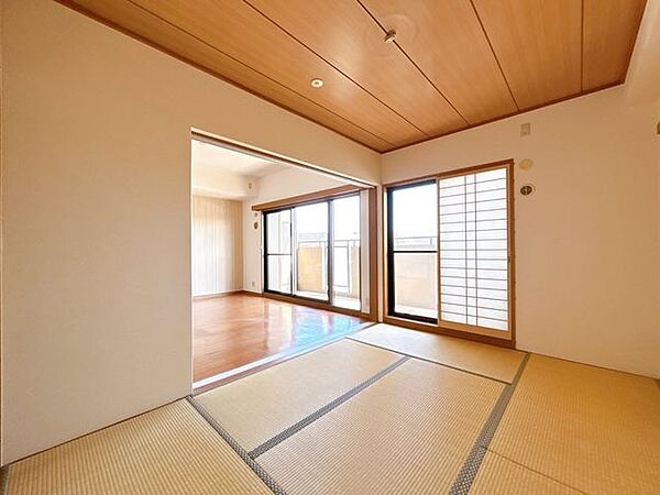 【和室】別角度のお写真です。南側のバルコニーから明るい日が差し込みます。読書や昼寝など、ゆっくり時間が過ぎていきそうです。