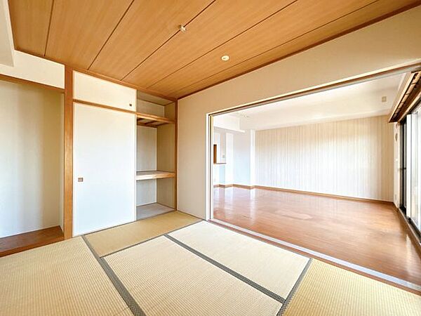 【和室】2018年リフォーム済。リビングと続きになっています。ご来客の際の客間としてもご利用いただけます。