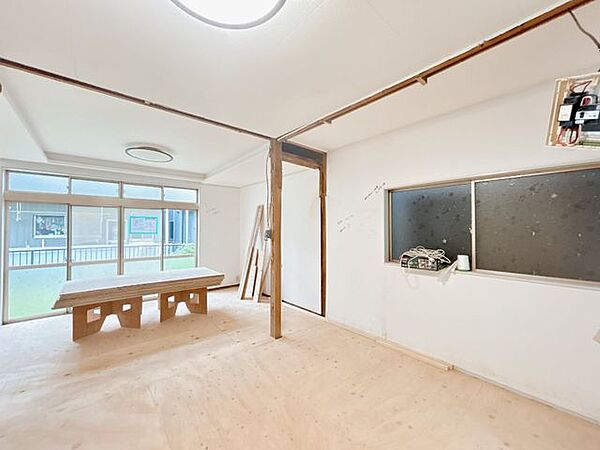 【リフォーム中】リビング　クロス張替え、床上張り予定です。大切な家族が集まるリビングは、南向きの掃き出し窓から温かな日差しが差し込みます。　