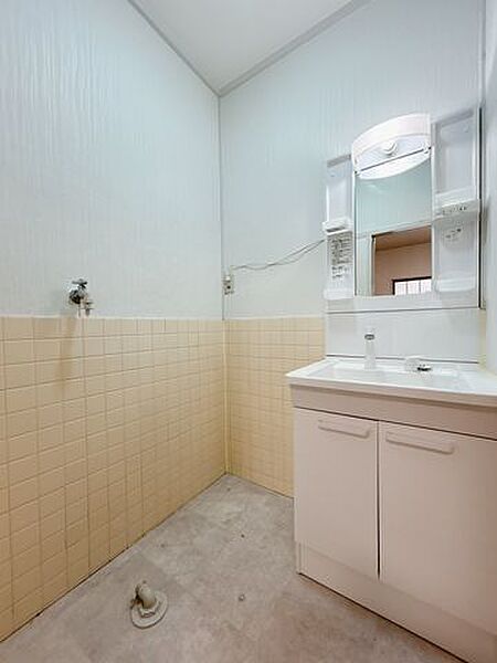 【リフォーム中】洗面所　洗面化粧台の収納スペースには身支度時の備品や洗濯用品などを片付けられます。整理整頓された洗面脱衣室はいつもスッキリした空間。