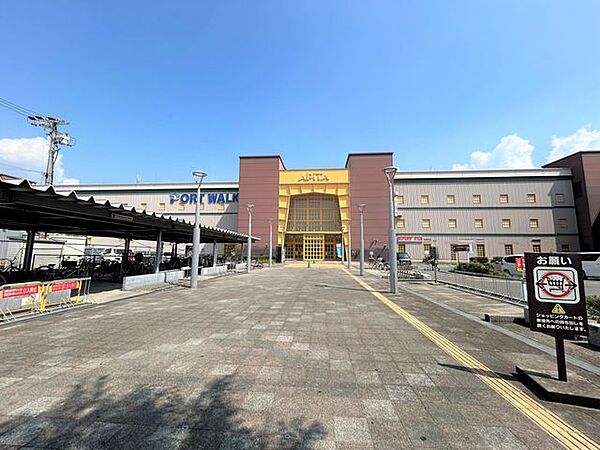 【周辺】アピタ港店様まで約700ｍ（徒歩約9分）ちょっとそこまでの距離で日々のお買い物が済ませれるのは嬉しいポイント。健康のために歩いても程よい距離なので長続きしそうです。