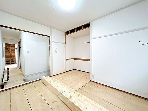 【リフォーム中】2階6帖洋室　クロス張替予定。そろそろ1人部屋が欲しい、そんなご家族の願いも叶えてあげられそうですね。