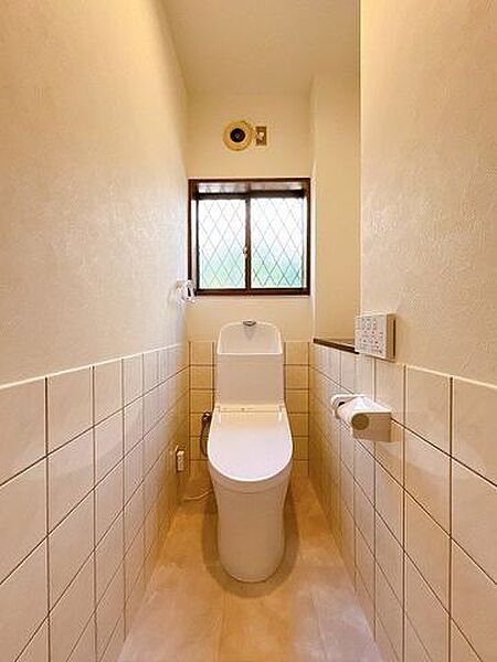 「1階　トイレ」ウォシュレット付のトイレに新品交換済みです。