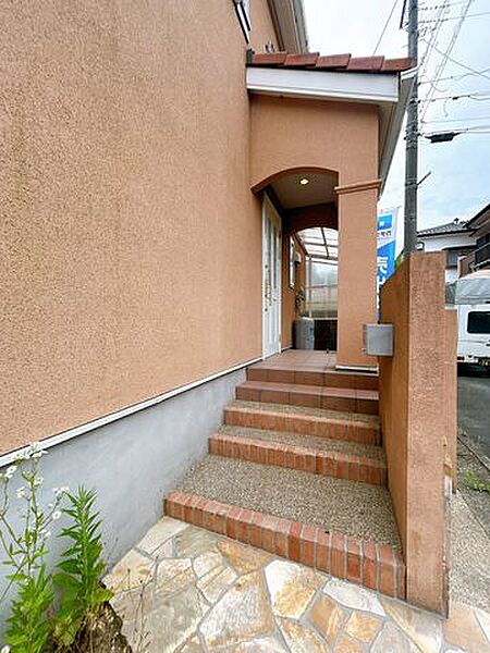 玄関アプローチ　買い物帰りは玄関前まで駐車して荷物をおろすことができます。お子さまが縄跳びの練習もできるスペースです。