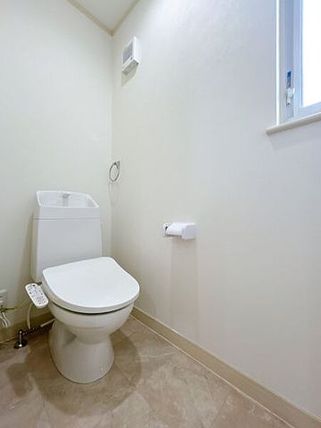 2階トイレ　トイレは温水洗浄機能付きに新品交換しました。キズや汚れが付きにくい加工が施してあるのでお手入れが簡単です。直接肌に触れるトイレは新品が嬉しいですよね。