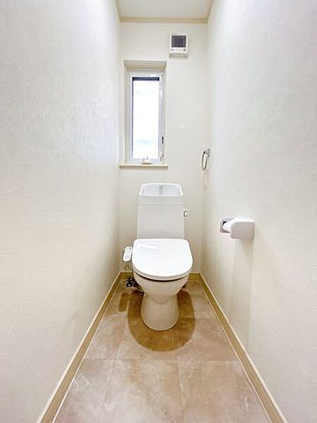 【リフォーム済】トイレ　トイレは温水洗浄機能付きに新品交換しました。キズや汚れが付きにくい加工が施してあるのでお手入れが簡単です。直接肌に触れるトイレは新品が嬉しいですよね。