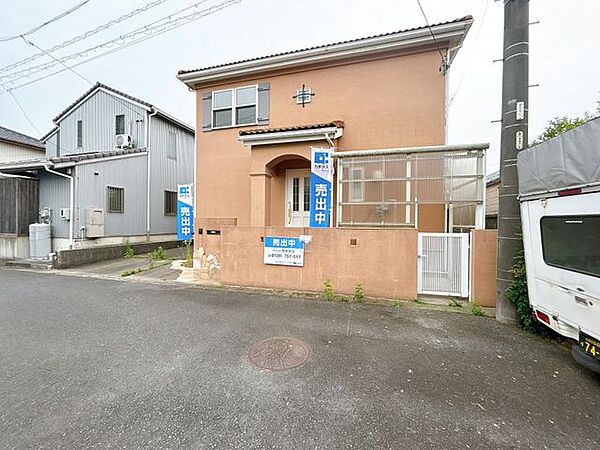 外観別角度　外壁色は柔らかな印象を与える色なので、周辺の環境との調和もとれたナチュラルな印象の外観です。