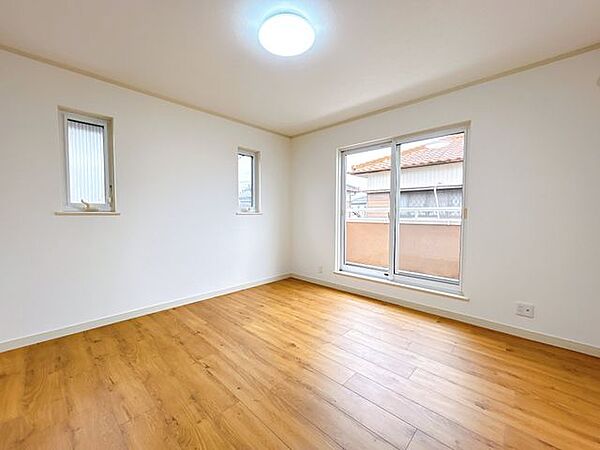 2階南東側洋室　東向きに窓がある部屋は朝日が目覚まし代わり。子供部屋にいかがでしょうか。