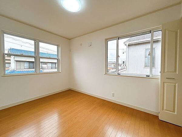 2階北側洋室　2面の窓からはあたたかな日差しと心地いい風が入ってきます。休日も自室で気持ちよく過ごせます。