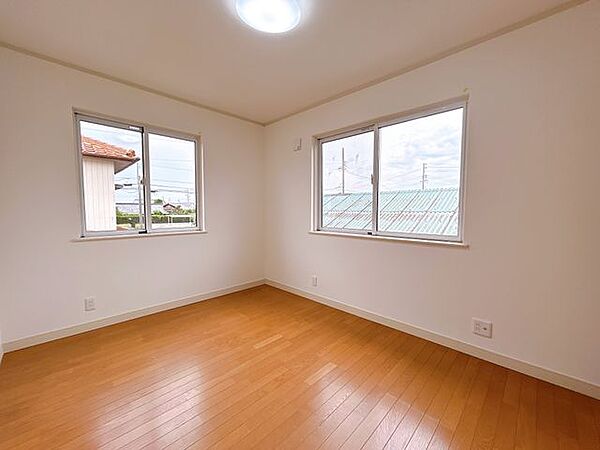 2階南西側洋室　そろそろ1人部屋が欲しい、そんな家族の願いも叶えてあげられそうですね。おもちゃを並べてのびのびと遊べる空間です。クロスの張替えを行いました。