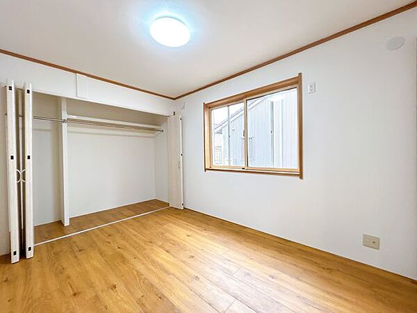 1階洋室　リビングと隣接委しています。お子様の遊ぶスペースにしてみてはいかがですか。