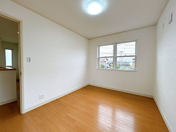 2階北側洋室　家族の分だけお部屋の使い方も様々。戸建てならではの贅沢なお部屋の使い方で日々の暮らしを充実させてください。