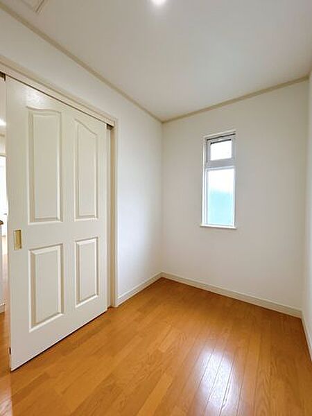 2階南西側洋室　そろそろ1人部屋が欲しい、そんな家族の願いも叶えてあげられそうですね。おもちゃを並べてのびのびと遊べる空間です。クロスの張替えを行いました。