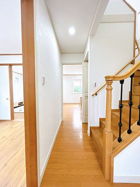 1階廊下　各居室に行きやすい、明るい廊下です。