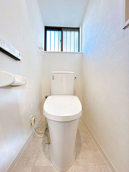 トイレ　トイレは2018年に交換済みです。クリーニングしました。小窓を開ければトイレ内の換気もでき、日差しの明るさも相まって気持ちよくお掃除できそうです。