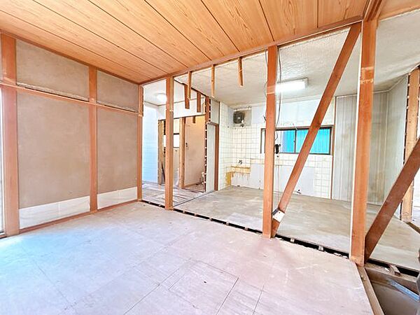 【リフォーム中】リビング　約19.5帖拡張予定です。広々としたリビングでゆったりお過ごしいただけます。大きな窓があるので、明るく過ごしやすい空間になっています。