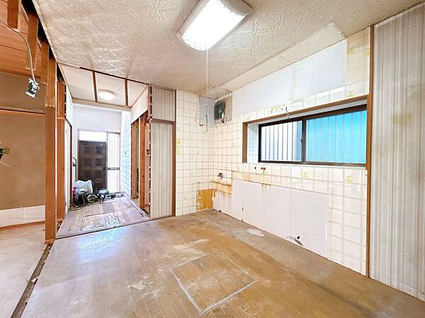 【リフォーム中】キッチン　対面キッチンにリフォームします。出来上がったお料理の配膳もみんなで協力すればごはんの支度もスムーズですね。