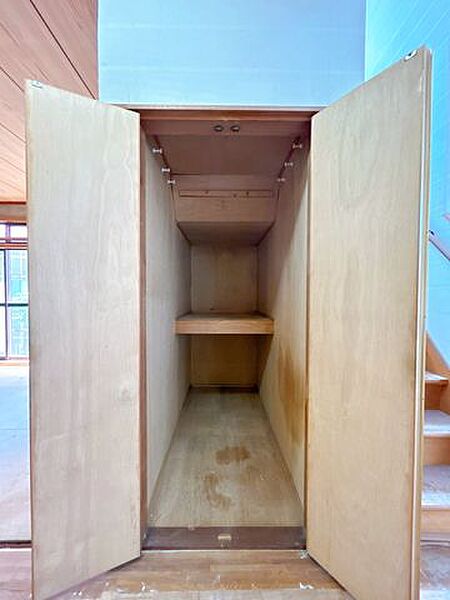 【リフォーム中】収納　廊下にある収納には掃除道具やトイレ用品などを置くスペースにぴったりです。季節外れの電化製品等を収納してもいいですね。