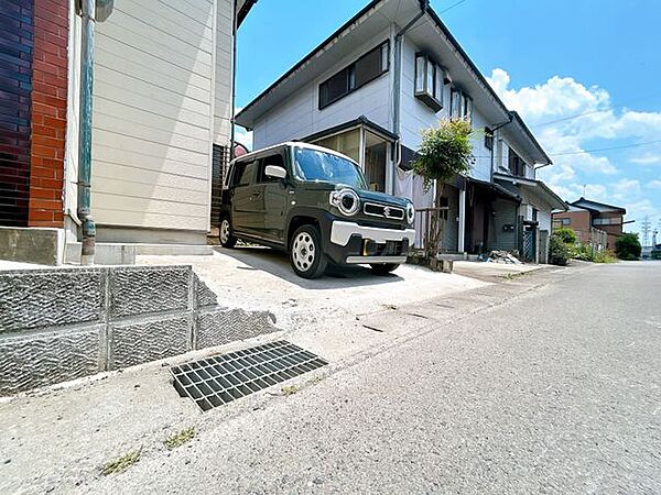 【リフォーム中】駐車場　1台駐車可能です。道路側に向かってスロープがついているので水が溜まりにくく、コケが生えて汚れてしまう心配が少なくて済みます。