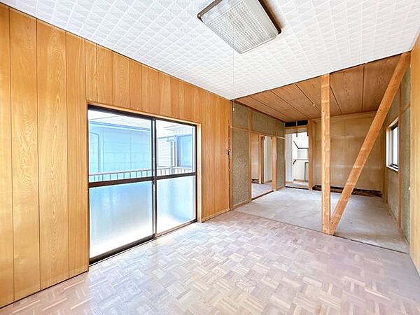 【リフォーム中】2階北側洋室　床を新しく張り替えます。2面の窓からはあたたかな日差しと心地いい風が入ってきます。休日も自室で気持ちよく過ごせます。