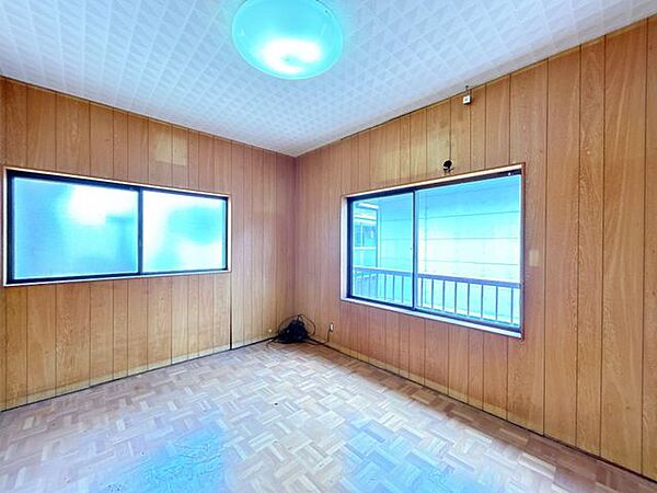 【リフォーム中】2階南側洋室　床フローリング張り、クロス張替え、照明器具交換、火災警報器設置。家族の分だけお部屋の使い方も様々。戸建てならではの贅沢なお部屋の使い方で日々の暮らしを充実させてください。