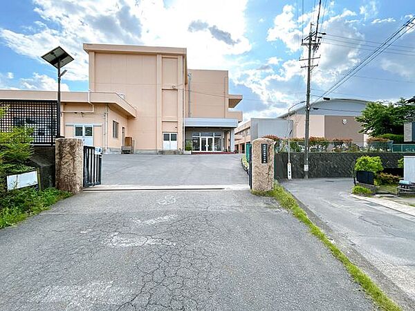 【周辺】楽田小学校まで徒歩約12分（900m）。お友達と一緒ならあっという間の距離ですね。
