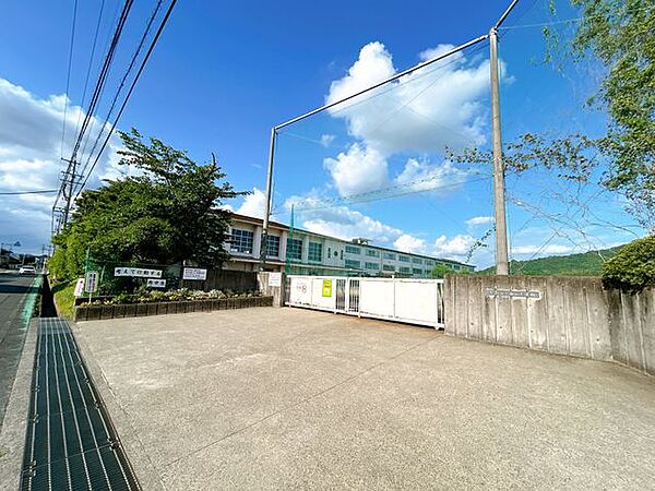 【周辺】南部中学校まで徒歩約15分（約1200m）。部活動で遅くなっても安心の距離です。